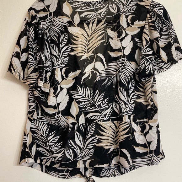 Floral mesh top with ruched pull - Picture 2 of 3